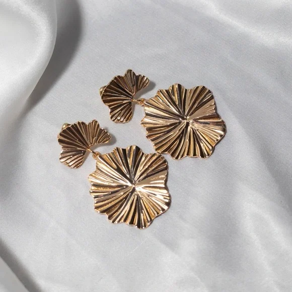 ✨Free People Freya Gold Drop Earrings - Picture 7 of 7